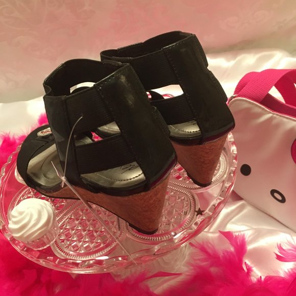 ADORABLE sandals and matching earings with hello kitty and crystal details! - Picture 10 of 11